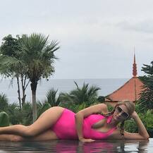 Latest तस्वीरों में पेरिस ने Pink कर दिया अपना इंस्टा