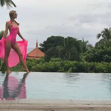 Latest तस्वीरों में पेरिस ने Pink कर दिया अपना इंस्टा