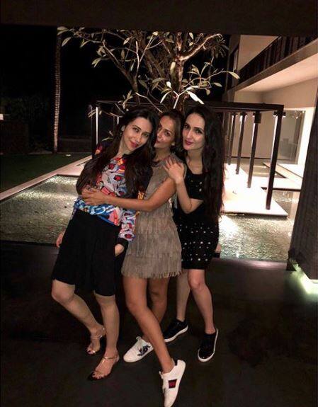 बताते चलें कि शाहरुख ने हाल में अपना 52वां जन्मदिन अपने अलीबाग वाले बंगले पर मनाया था.
