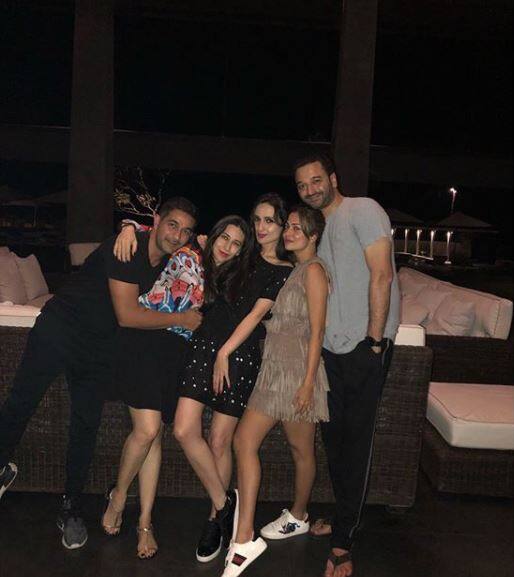 ये रही वीकेंड मस्ती की एक और तस्वीर जिसे करिश्मा ने इंस्टा पर पोस्ट किया है.