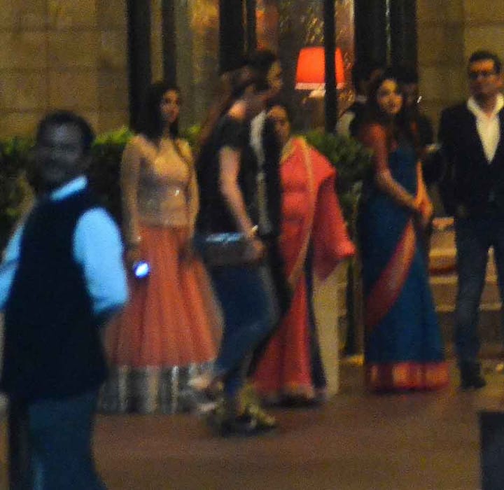 ये दोनों साउथ मुंबई स्थित एक फाइव स्टार होटल से डिनर करने के बाद जब साथ-साथ बाहर निकल रहे थे उसी वक्त ये तस्वीरें क्लिक की गईं.