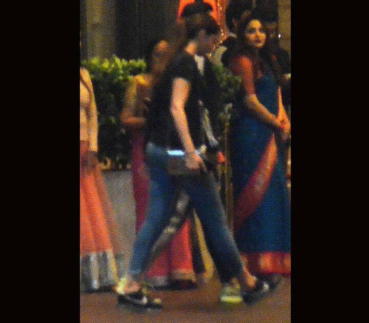 दीपिका ब्लैक टी-शर्ट और ब्लू जिंस पहने हुए थीं. वहीं रणवीर सिंह ट्रैक सूट में थे.