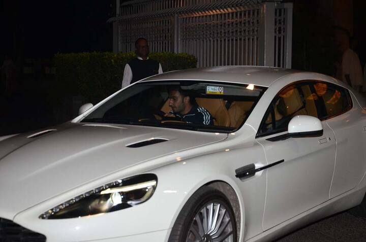 ये तस्वीरें फैंस की वजह से भी प्यारी लग रही हैं क्योंकि रणवीर सिंह खुद ड्राइव करते हुए उन्हें डिनर कराने ले गए.