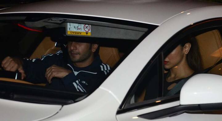 अभिनेत्री दीपिका पादुकोण और रणवीर सिंह इन दिनों अपनी फिल्म 'पद्मावती' की वजह से चर्चा में हैं. फिल्म को लेकर काफी बवाल मचा हुआ है लेकिन ये दोनों सितारे इस कंट्रोवर्सी से दूर अपनी लाइफ इन्जॉय कर रहे हैं. कल शाम रणवीर सिंह दीपिका को डिनर डेट पर ले गए जिसकी कुछ तस्वीरें सामने आई हैं. देखें