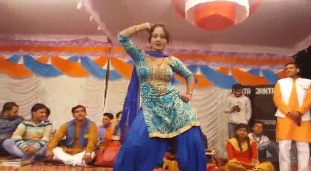 यूपी के बुलन्दशहर में निकाय चुनावों में वोट के लिए आयोजित जनसभा में एक निर्दलीय प्रत्याशी की तरफ से बार बालाओं का अश्लील डांस कराकर आदर्श आचार संहिता की धज्ज्यिां उड़ाये जाने का वीडियो वायल हुआ है.