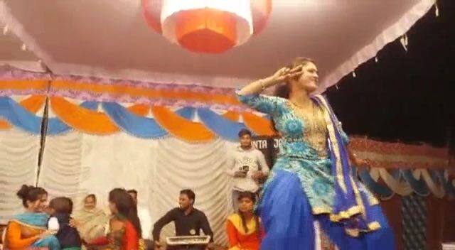 मामले को लेकर डिबाई पुलिस ने निर्दलीय प्रत्याशी के खिलाफ आदर्श आचार संहिता के उलंघन का मामला दर्ज कर लिया है. हाथ जोडकर खड़े दिख रहे ये है डिबाई पालिकाध्यक्ष पद के निर्दलीय प्रत्याशी रवि वाष्र्णेय हैं, जिनकी चुनावी सभा में खुले आम ये बार बाला जमकर अश्लील डांस कर रही है.