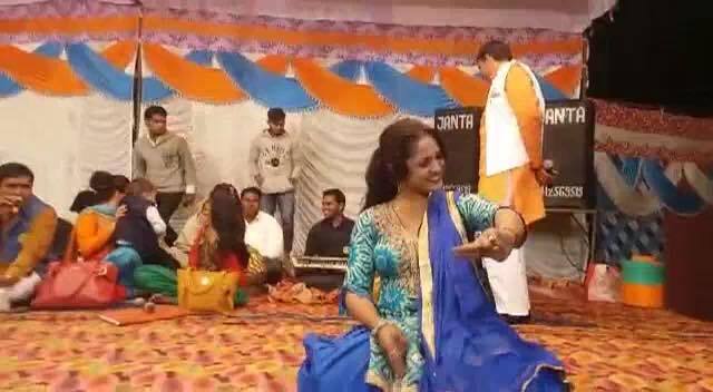 वायरल वीडियों में बुलन्दशहर जनपद की डिबाई नगर पालिका परिषद के अध्यक्ष पद के निर्दलीय प्रत्याशी रवि वाष्र्णेय के समर्थन में आयोजित सभा में बार बालाएं जमकर अश्लील डांस करती दिख रही है.