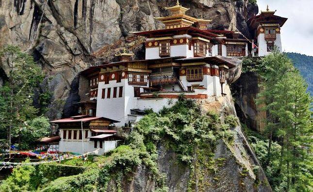 भूटान- भूटान में महिलाओं को बराबर माना जाता है और महिला यात्रियों के लिए बहुत सुरक्षित है. भूटान में स्थानीय लोग बेहद सहायक होते हैं ओर महिलाओं की मदद के लिए तैयार रहते हैं. 