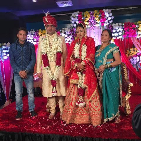 यूपी में एक अफसर चर्चे में हैं और इसकी पीछे की वजह उनकी शादी है. रायबरेली के डीएम संजय खत्री ने गाजीपुर की विजयलक्ष्मी वर्मा से विवाह कर लिया है. रायबरेली से पहले संजय खत्री गाजीपुर के डीएम थे. 2009 बैच के आईएएस अफसर खत्री मार्च 2016 में वाराणसी से सटे इस ज़िले के कलेक्टर बने. यहीं इनकी मुलाक़ात राजलक्ष्मी से हुई. देखते ही देखते छोटी सी मुलाक़ात प्यार में बदल गयी और दोनों एक दूसरे को दिल दे बैठे.