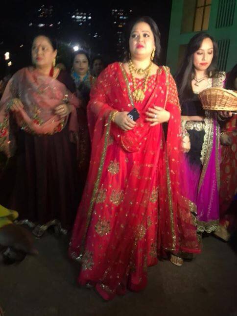 कॉमेडी क्वीन भारती और हर्ष लिंबाच्या के प्री वेडिंग फोटोशूट तो आपने खूब देखे होंगे अब हम आपके लिए लाए हैं उनकी शादी की रस्म की तस्वीरें. भारती ने अपनी शादी की तारीक का ऐलान तो अक्टूबर में ही कर दिया था. अब उनकी शादी की रस्में भी शुरू हो चुकी हैं.
