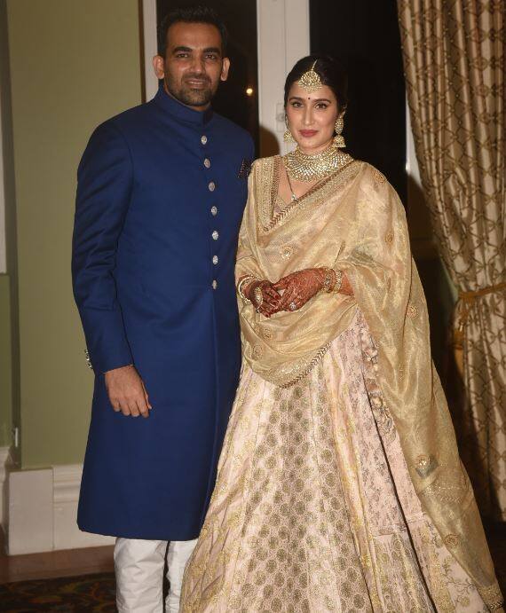 इस दौरान जहीर खान और सागरिका घाटगे की जोड़ी बेहद खूबसूरत लग रही थी. एक तरफ जहां सागरिका गोल्डन लहंगा-चोली में नजर आईं तो वहीं जहीर भी बंद गला का कुर्ता और चूड़ीदार पजामे में दिखाई दिए. (तस्वीर: मानव मंगलानी)