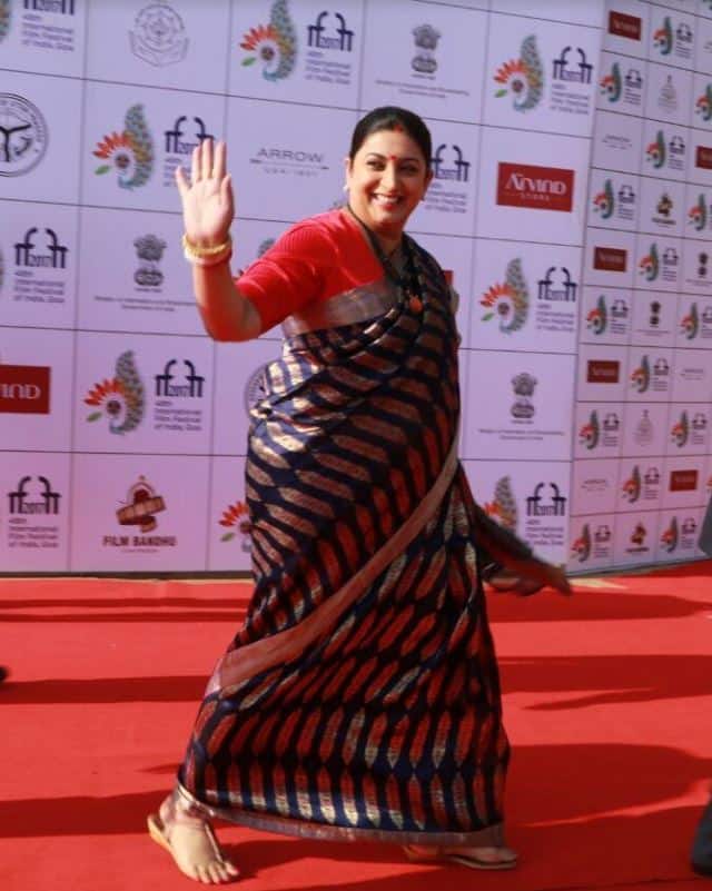 वहीं, स्मृति ईरानी भी काफी सादे अंदाज में नजर आईं.