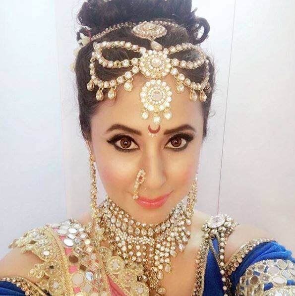 उर्मिला अकसर फैंस के लिए अपनी खूबसूरत तस्वीरें सोशल मीडिया पर पोस्ट करती हैं. जिन्हें देखने के बाद फैंस उन्हें फिल्मों में देखने के लिए काफी बेसब्र हैं. हालांकि इसके अभी शायद उर्मिला फैंस को लंबा इंतजार कराने वाली हैं. (तस्वीर- urmilamatondkarofficial)