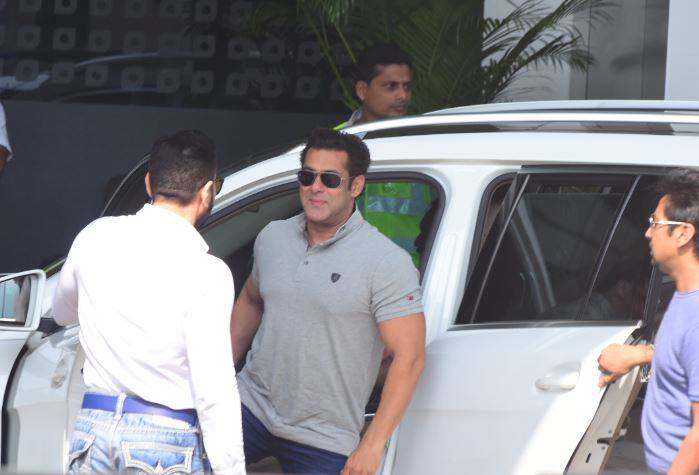 वहीं, टाइगर सलमान एयरपोर्ट पर एकदम कैजुअल लुक में नजर आए.