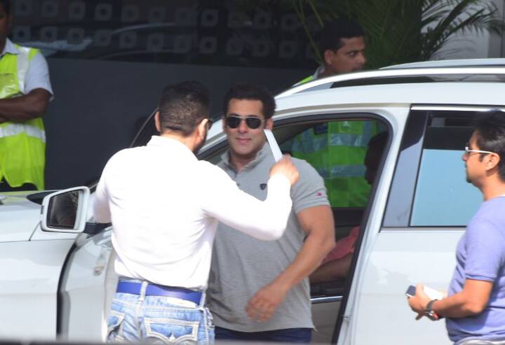 कैमरे को देखकर सलमान अपनी स्माइल रोक नहीं पाए. आपको बता दें, सलमान की फिल्म 'टाइगर जिंदा है' जल्द ही रिलीज होने वाली है. Photo साभार - मानव मगलानी