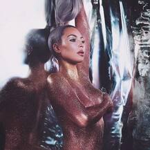 एक दिसबंर को होने वाले लॉन्च के टीज़र में सुनहरी चमकार बिखेरती नज़र आईं किम