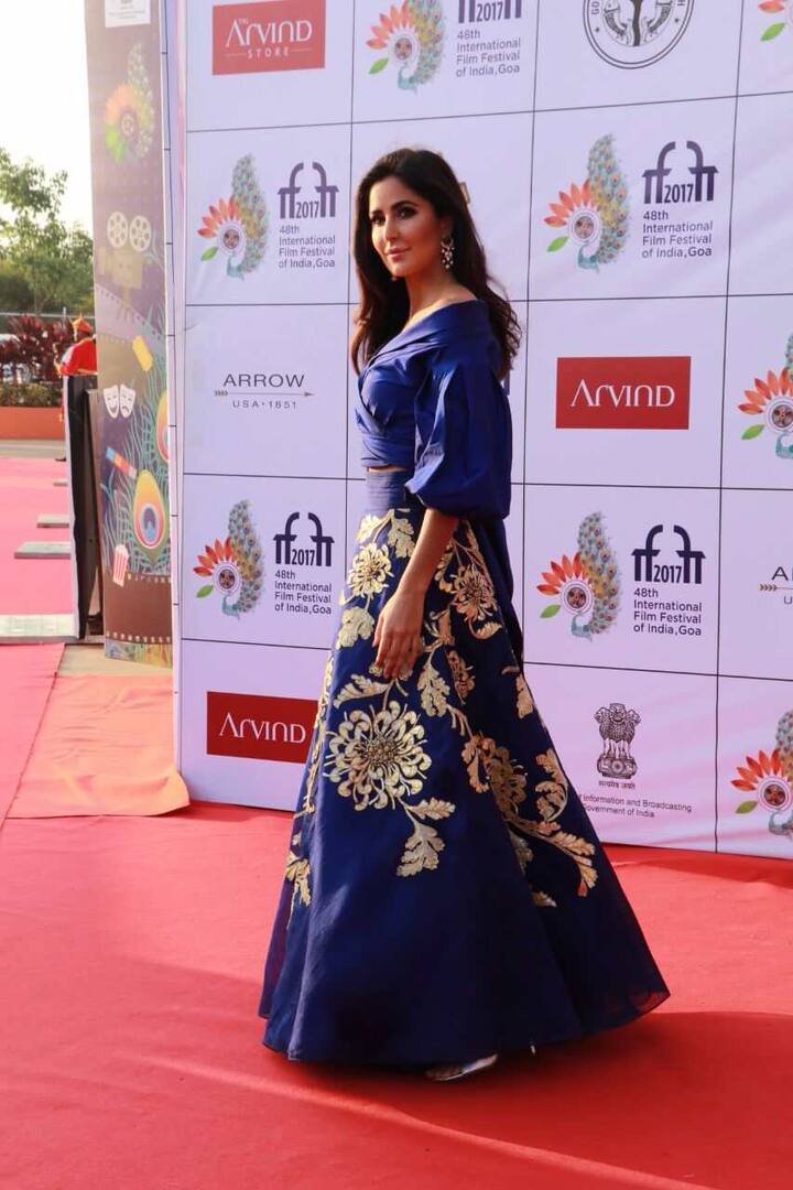 इस फेस्ट की क्लोज़िंग सेरेमनी में कैटरीना इस बेहद उम्दा ब्लू कलर के ड्रेस में पहुंचीं.