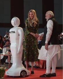 पीएम मोदी की मौजूदगी में \'मित्रों\' से मिलीं ट्रंप की बेटी इवांका