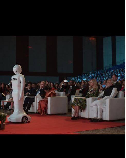 बालाजी और उनकी 14 लोगों की टीम ने मित्र रोबोट का नया और बेहतर संस्करण लांच किया है. इसमें फाइबर गिलास का इस्तेमाल किया गया है. 