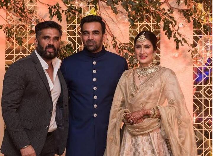  जहीर और सागरिका के रिसेप्शन में सुनील शेट्टी इस कपल को बधाई देने पहुंचे.