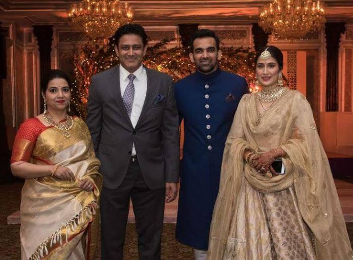  जहीर और सागरिका के रिसेप्शन में पूर्व क्रिकेटर अनिल कुंबले इस कपल को बधाई देने पहुंचे.