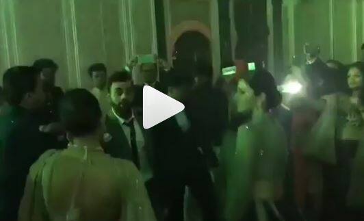virat kohli and anushka sharma’s video goes viral जहीर खान के रिसेप्शन में जमकर नाचे विराट-अनुष्का, देखें वीडियो