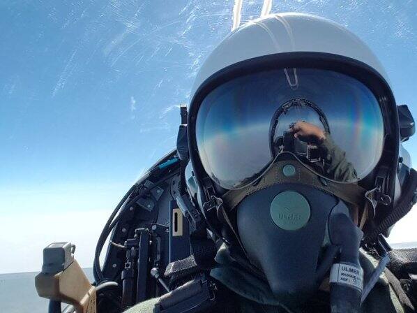 Singapore defence minister flies India’s Tejas fighter jet भारतीय लड़ाकू विमान तेजस में बैठ कर सिंगापुर के रक्षामंत्री बोले- कमाल है