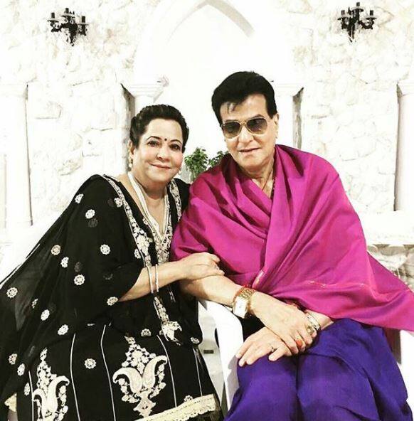 अपने जमाने के सुपरस्टार रहे अभिनेता जीतेंद्र ने साल 1974 में शोभा कपूर से शादी की थी. शोभा ब्रिटिश एयरवेयज में एयर होस्टेस थीं. कहा जाता है कि शोभा उस वक्त जीतेंद्र की बहुत बड़ी फैन हुआ करती थी.