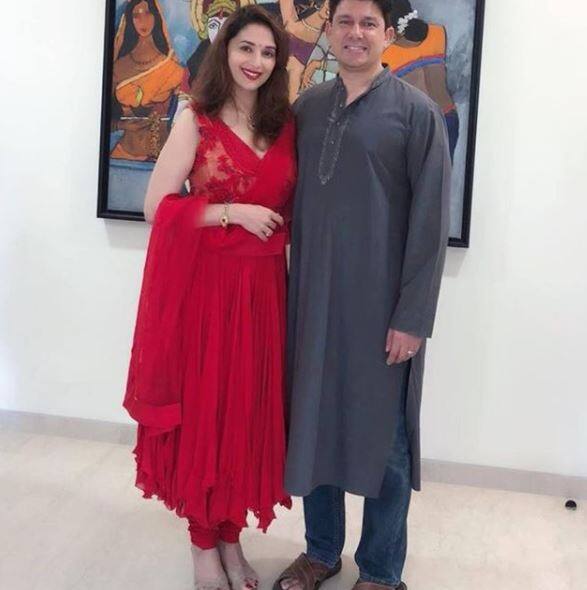बॉलीवुड में धक धक गर्ल के नाम से मशहूर हुईं अभिनेत्री माधुरी दीक्षित की शादी भी उनके एक बहुत बड़े फैन से ही हुई थी. डा. श्रीराम नेने, माधुरी के बड़े फैन हुआ करते थे और किस्मत देखिए आज दोनों एक साथ जिंदगी बिता रहे हैं.