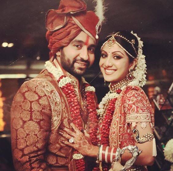 अभिनेत्री शिल्पा शेट्टी की शादी बिजनेसमैन राज कुंद्रा से हुई. राज, शिल्पा के बहुत बड़े फैन थे और आखिर में राज को शिल्पा से मोहब्बत हो गई और दोनों ने शादी का फैसला कर लिया.