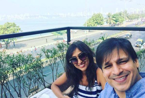 अभिनेता विवेक ओबेरॉय उन सितारों में से हैं जिसने अपनी फैन को ही अपना जीवनसाथी बना लिया. विवेक की शादी प्रियंका अल्वा से हुई है जो एक वक्त पर उनकी बहुत बड़ी फैन हुआ करती थी. प्रियंका कर्नाटक के मंत्री जीवराज अल्वा की बेटी हैं.