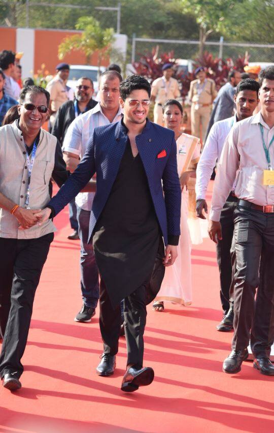 अभिनेता सिद्धार्थ मल्होत्रा भी IFFI की क्लोजिंग सेरेमनी का हिस्सा बने. 