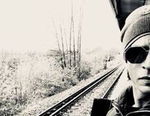 जब ट्रेन के इंतजार में थक गए शाहरुख खान, तो रेलवे स्टेशन पर किया ये काम..