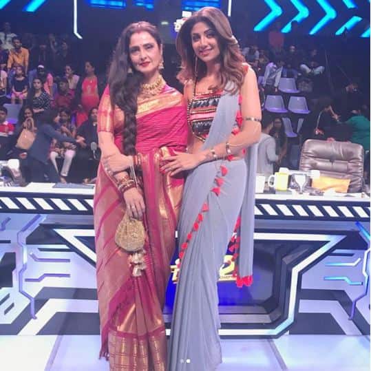 शो के दौरान रेखा ने अपने और अमिताभ बच्चन के मेगाहिट गाने रंग बरसे पर ठुमके भी लगाए.