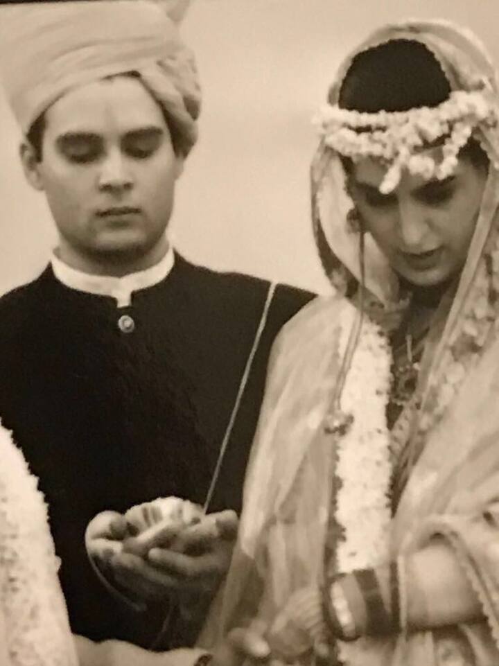 कांग्रेस प्रवक्ता रणदीप सुरजेवाला ने कहा कि इस रजिस्टर को कई मीडिया हाउस और साथियों ने ट्वीट किया है. ये ना तो राहुल गांधी की लिखावट है और न ही उनके हस्ताक्षर है. उन्होंने आगे कहा कि मीडिया कोऑर्डिनेटर मनोज त्यागी से ये कह कर इसमें एंट्री करवाई गई कि मीडिया को एंट्री मिल सके और मनोज त्यागी ने हस्ताक्षर कर दिए.