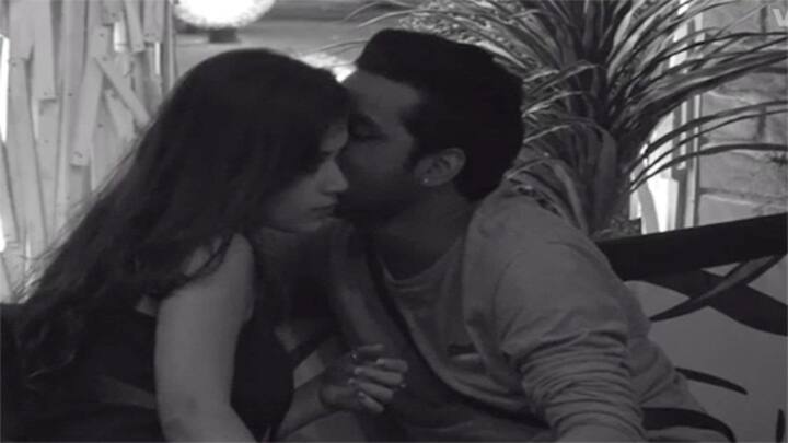 दर्शकों ने ऐसे सीन्स को लेकर आपत्ति जताई है जिसके बाद ये फैसला लिया गया है. मांग ये भी की गई थी की शो की टाइमिंग बदलकर 11 बजे की कर दी जाए.