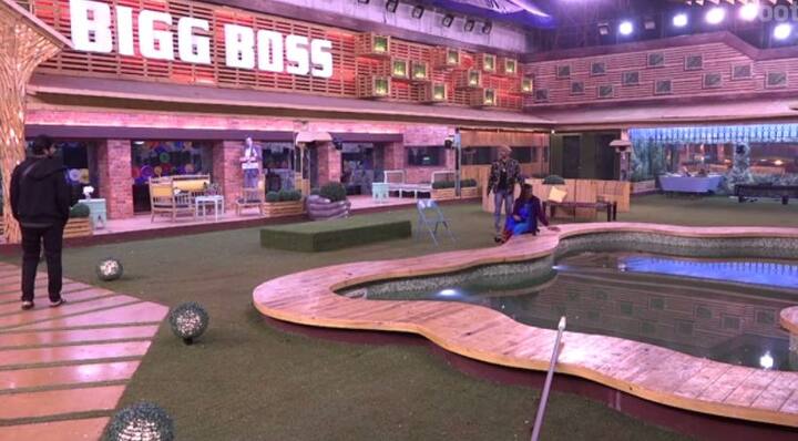 इस रियलिटी शो के अनदेखी फुटेज की मानें तो अर्शी, आकाश और हितेन पूल के पास बैठ कर एक दूसरे से बाते करते नजर आए. उसी वक्त अर्शी ने पूल में चाय डाल दिया, तब आकाश ने हितेन को चिल्लाते हुए कहा, ''हितेन, देखो अर्शी ने पूल में चाय फेंक दी.''