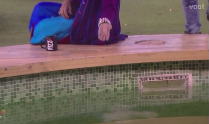 हितेन ने गुगली फेंकते हुए आकाशा से पूछा कि पिछली बार जब अर्शी और आकाश पूल में थे, उस दौरान आकाश ने पूल में बेशाब भी किया था? हितेन की इस बात को आकाश ने स्वीकार किया और कहा कि हां, उन्होंने पिछली दफा पूल में ऐसा काम किया था.