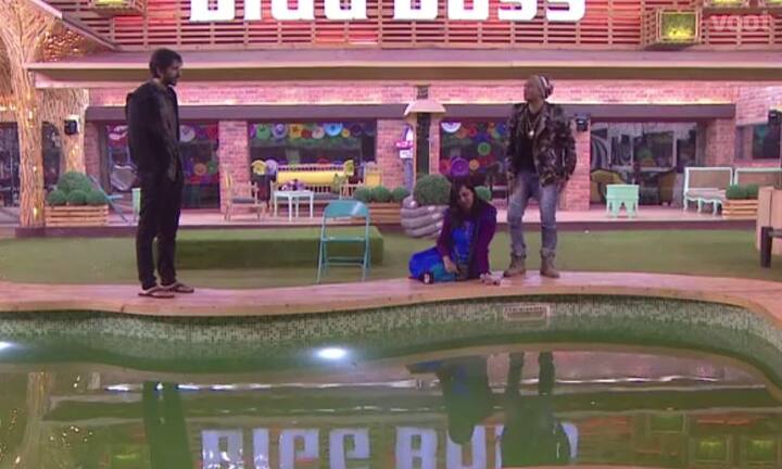 उन्होंने हितेन से कहा, ''देखो! पूल में गिरी चाय दिल की तरह नजर आ रही है.'' इसके बाद आकाश ने कहा कि यह अर्शी का दिल है.