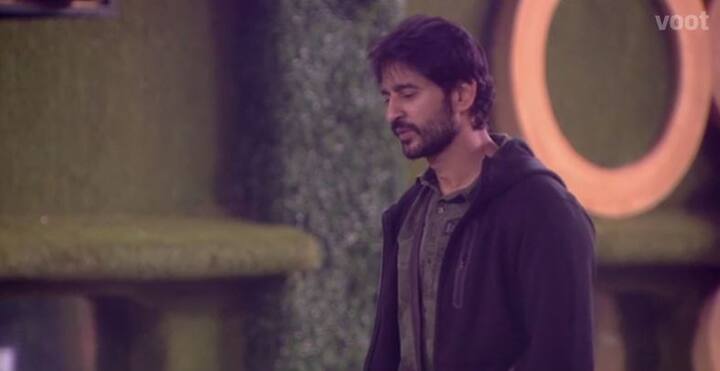 कलर्स टीवी के रियलिटी शो बिग बॉस-11 की कंटेस्टेंट अर्शी खान लगातार अपने को-कंटेस्टेंट हितेन तेजवानी को टीज करने की कोशिश करती हैं. हालांकि, हितेन इसके लिए अर्शी को कोई मौका नहीं देते हैं. अपने सभी अटेम्प्ट में अर्शी फेल होती नजर आती हैं. यहां तक की अर्शी का दाव खुद उन्हीं के ऊपर उल्टा पड़ा जाता है. एक ऐसा ही मैका बिग बॉस में पिछले दिनों देखने को मिला.