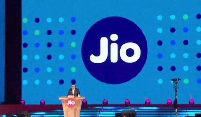 अगर आप ये रिचार्ज मायजियो या जियो डॉट कॉम से करते हैं तो उन्हें कुल 400 रुपये का कैशबैक मिलेगा. ये कैशबैक 50 रुपये के आठ वाउचर के रुप में दिया जाएगा. 