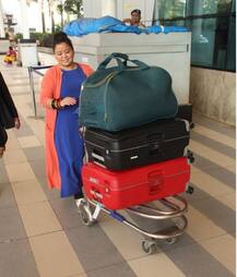 Photos: गोवा में होगी भारती सिंह की शादी, एयरपोर्ट पर हुईं कैमरे में कैद