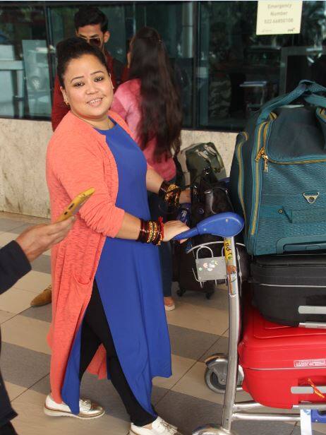 इसी दौरान भारती एयरपोर्ट पर स्पॉट हुईं. भारती की शादी की रस्में शुरू हो चुकी हैं. जिसकी तस्वीरें हम लगातार आपको दिखा रहे हैं.