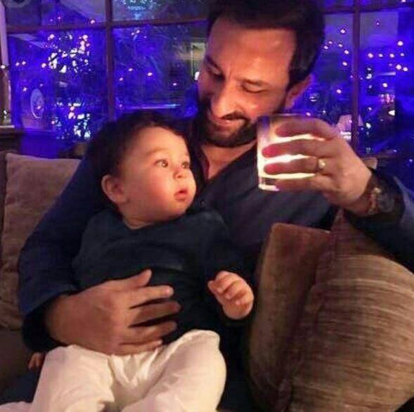 वहीं, करीना ही नहीं डेडी सैफ अली खान भी अक्सर अपने छोटे नवाब के साथ खेलते नजर आ जाते हैं. ये तस्वीर तैमूर की पहली दीवाली की है जिसमें वो पापा सैफ के साथ बैठे कैंडल को हैरानी से देखते नजर आ रहे हैं.