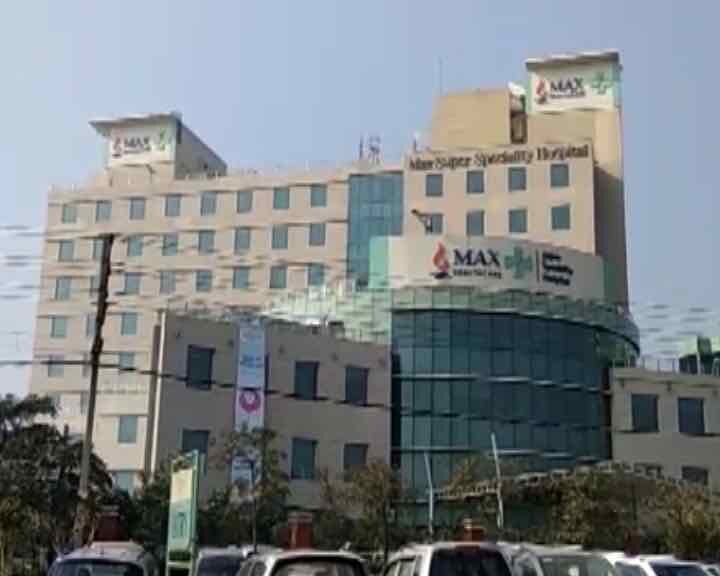delhi hospital declares dead to twin baby , guardians find alive इंसानियत से भरोसा उठाने वाली खबर, जिंदा बच्चे को मुर्दा बता कर मैक्स अस्पताल ने किया पार्सल