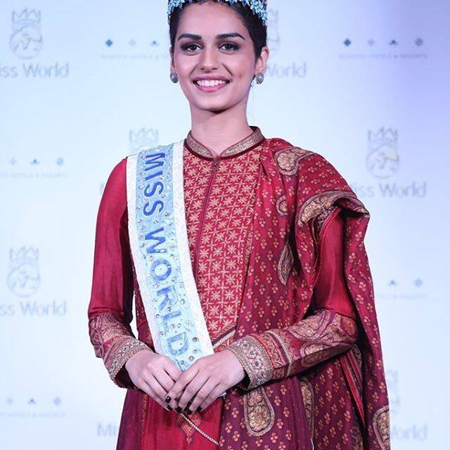 ऐसे ही एक सम्मान समारोह में मुलाकात के दौरान कोहली और मानुषी दोनों ने एक-दूसरे की तारीफों के कसीदे पढ़े.