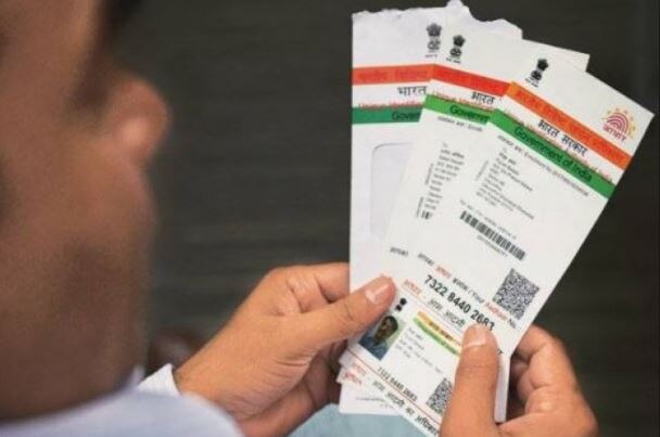 अपना नंबर आधार के साथ लिंक करने के लिए सबसे पहले UIDAI की वेबसाइट पर जाएं.