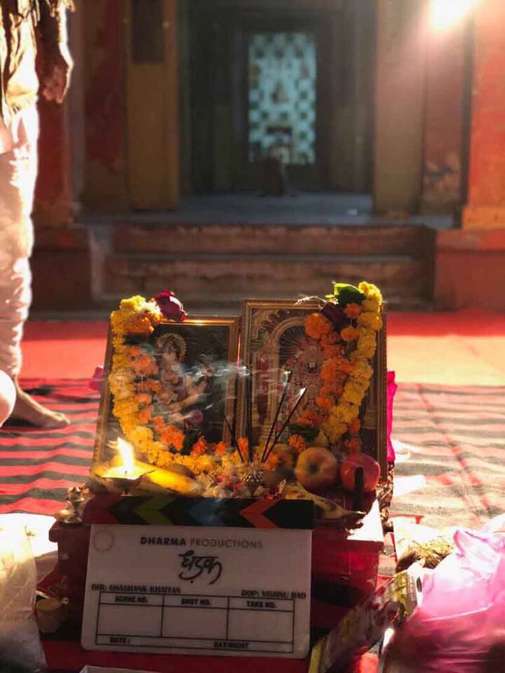 शूटिंग के मुहूर्त के दौरान की ये तस्वीर सोशल मीडिया पर देखने को मिली है.