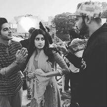 डायरेक्टर ने समझाया सीन तो डर गईं जाह्नवी कपूर, देखें- \'धड़क\' के सेट से Candid तस्वीरें