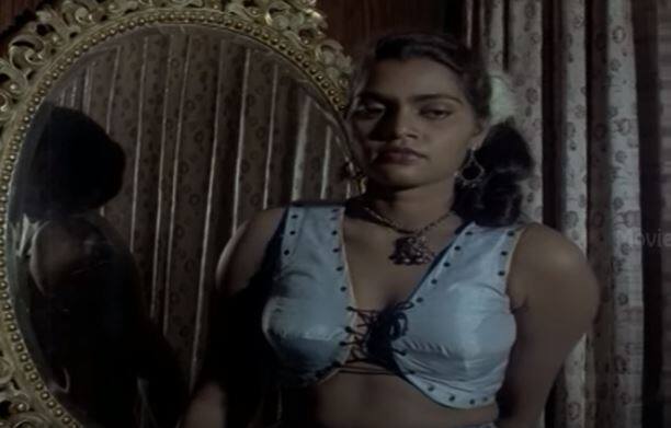 उस दौर की 'सेक्स सिंबल' बन चुकी अभिनेत्री स्लिक स्मिता की मौत मात्र 36 साल की उम्र में हो गई थी. माना जाता है कि वे अपनी 'सेक्स सिंबल' इमेज से बेहद दुखी थीं और इसी के चलते उन्होंने आत्महत्या कर ली.